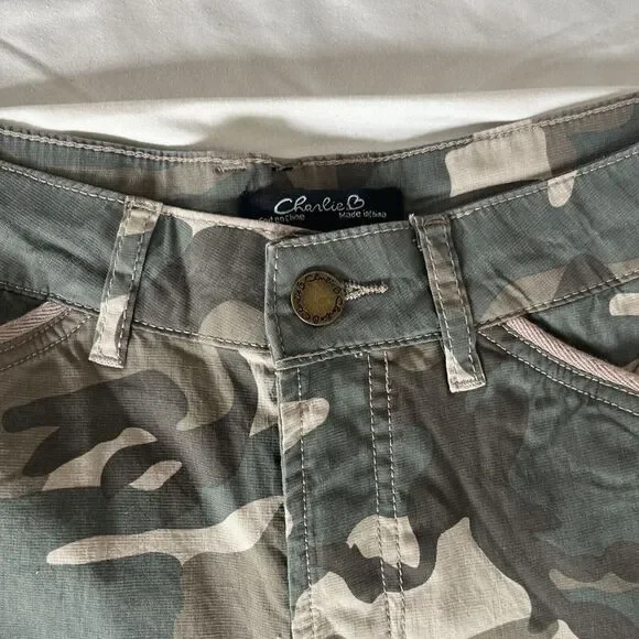 CHARLIE B Cuffed Cargo Shorts Green Tan Camo Zipper Pockets Womens 28 Waist - Picture 2 of 11